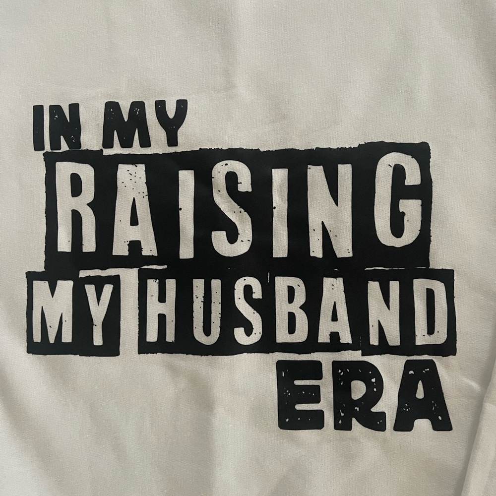 NWOT “In My Raising My Husband Era” Graphic women’s sweatshirt XL - Picture 3 of 4